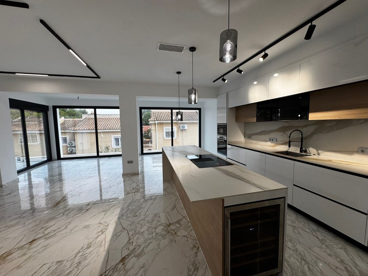 Вилла с 4 спальнями, 280м² в Торревьеха, Испания [ID: 0150-LS-0708]