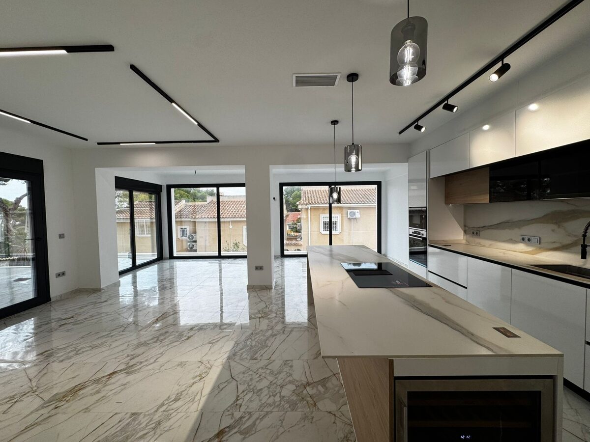Вилла с 4 спальнями, 280м² в Торревьеха, Испания [ID: 0150-LS-0708]