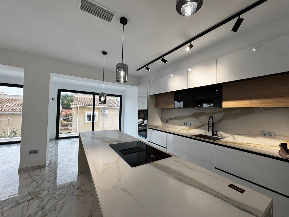 Вилла с 4 спальнями, 280м² в Торревьеха, Испания [ID: 0150-LS-0708]