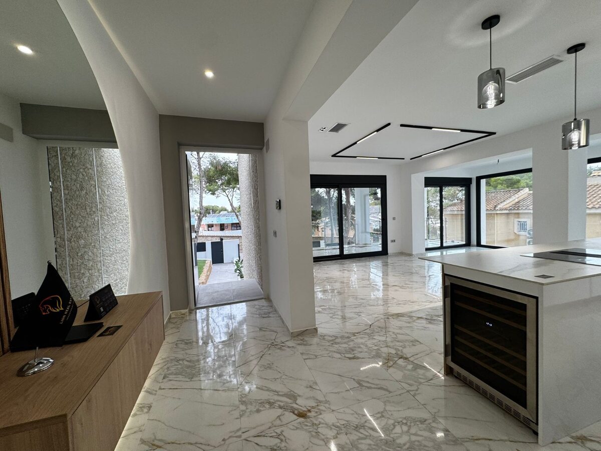 Вилла с 4 спальнями, 280м² в Торревьеха, Испания [ID: 0150-LS-0708]