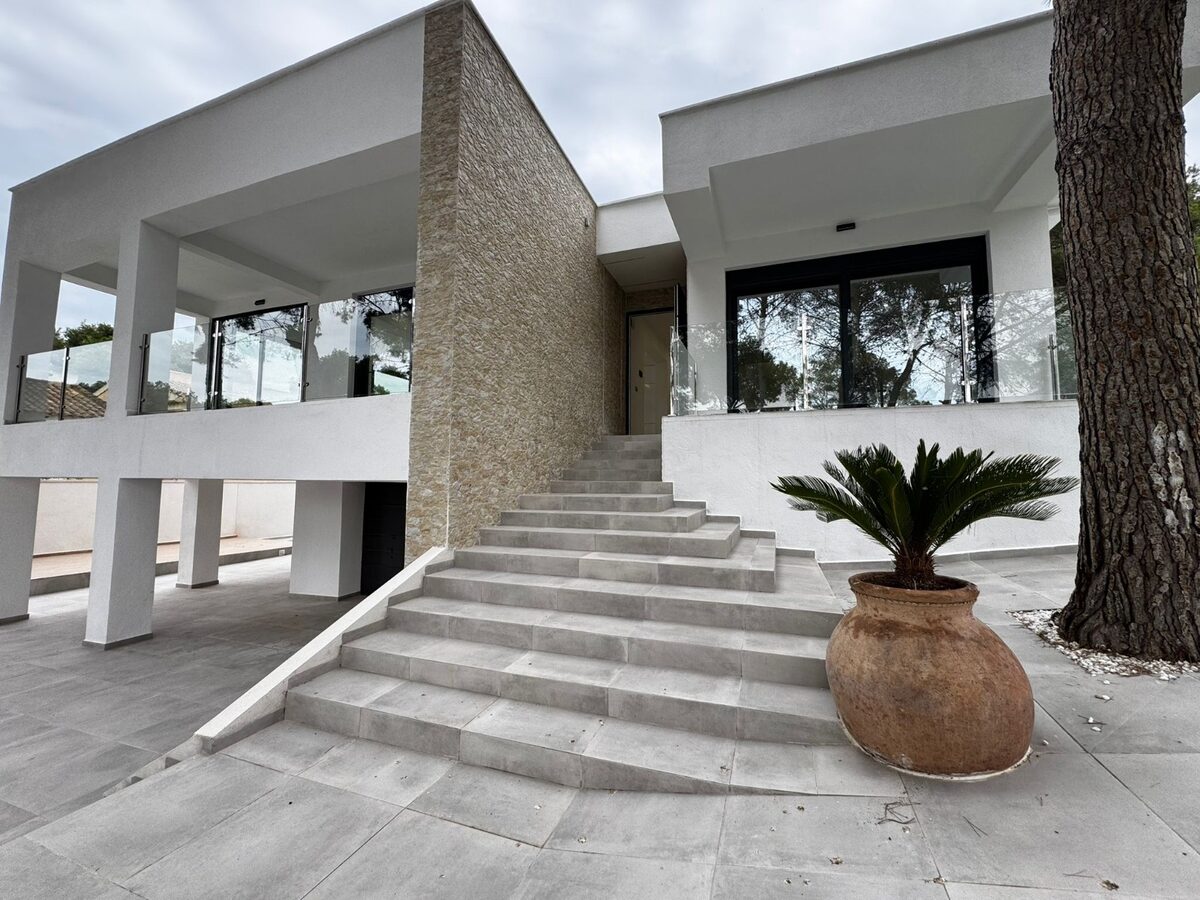 Вилла с 4 спальнями, 280м² в Торревьеха, Испания [ID: 0150-LS-0708]