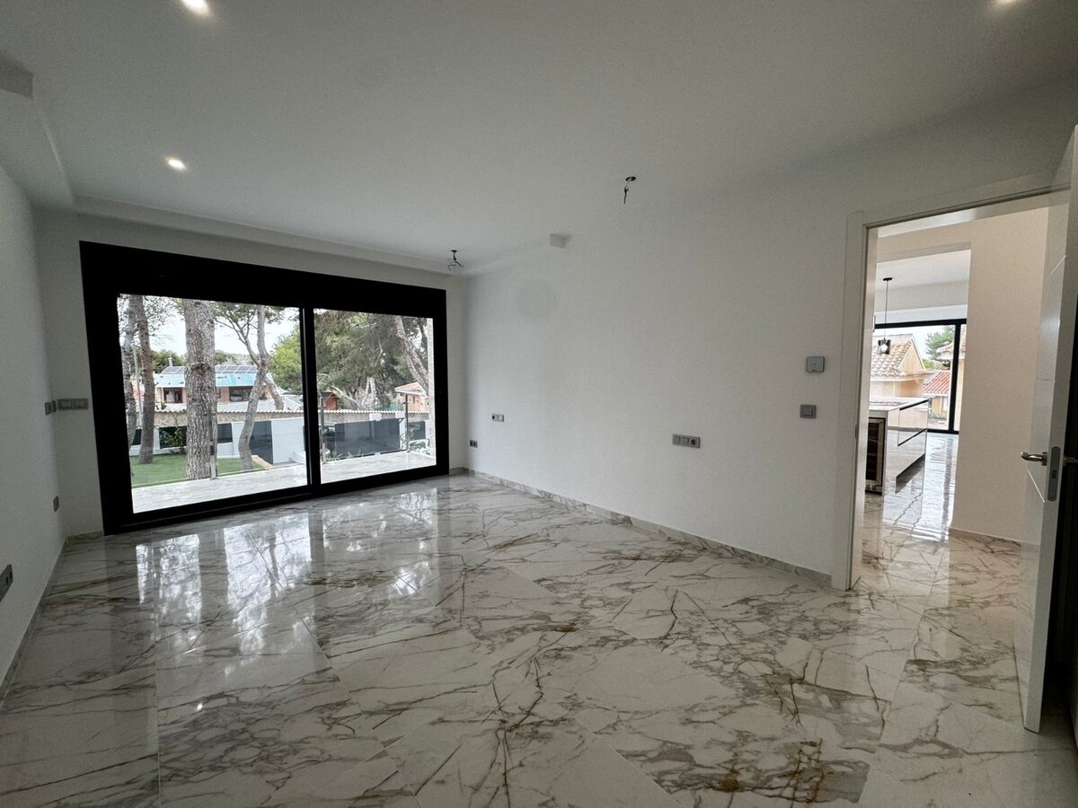 Вилла с 4 спальнями, 280м² в Торревьеха, Испания [ID: 0150-LS-0708]