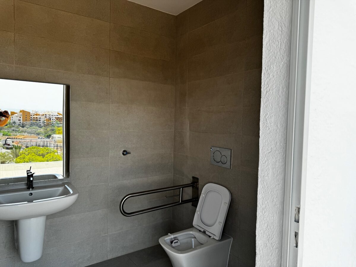 Apartment with 3 bedrooms, 116m² in Punta Prima, Spain [ID: 0150-LS-0409]