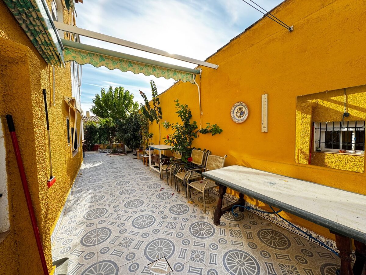 Dom z 5 sypialniami, 200m² w Punta Prima, Hiszpania [ID: 0150-LS-2410]