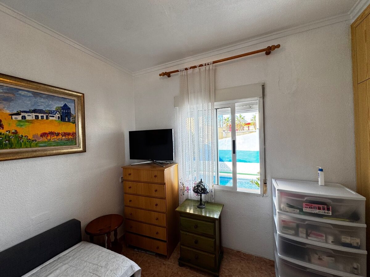 Dom z 5 sypialniami, 200m² w Punta Prima, Hiszpania [ID: 0150-LS-2410]