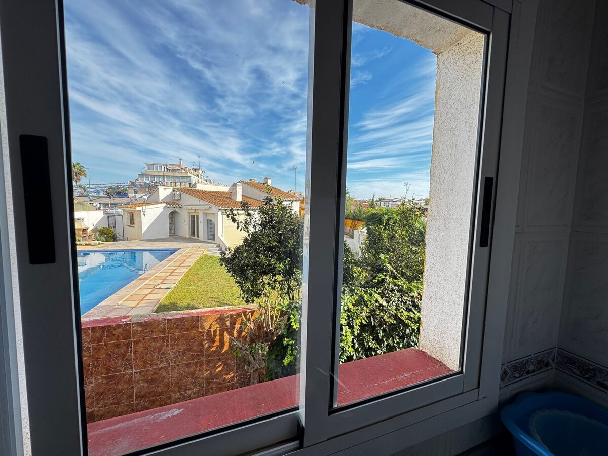 Dom z 5 sypialniami, 200m² w Punta Prima, Hiszpania [ID: 0150-LS-2410]