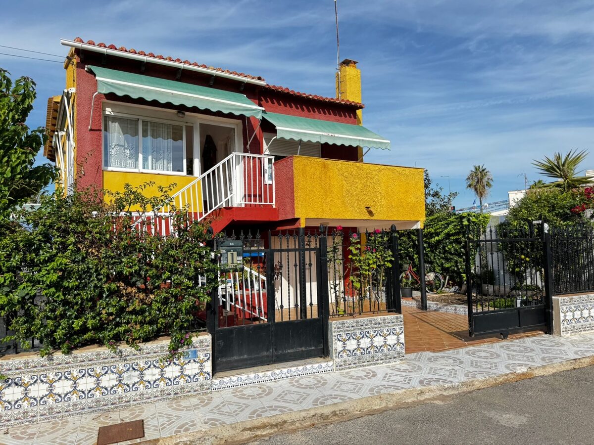 Dom z 5 sypialniami, 200m² w Punta Prima, Hiszpania [ID: 0150-LS-2410]