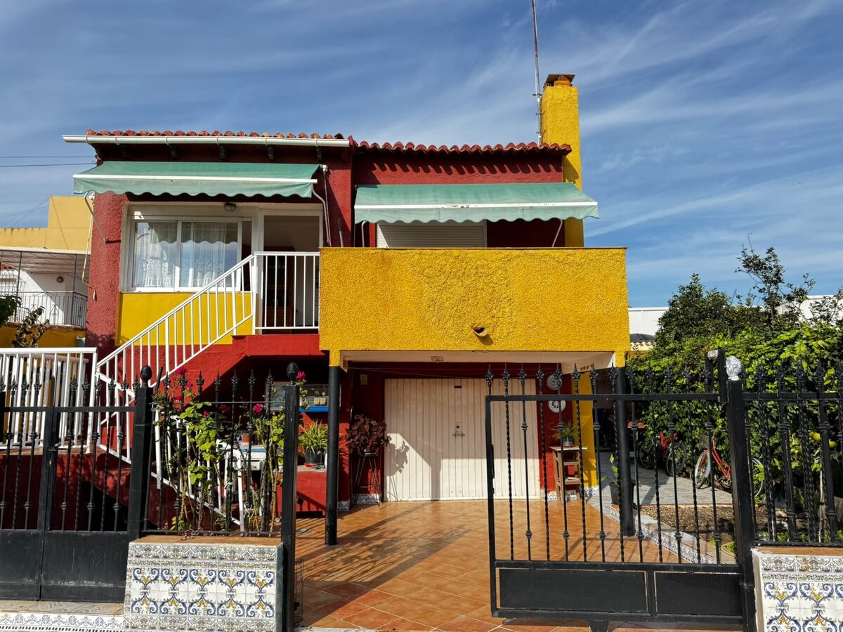 Dom z 5 sypialniami, 200m² w Punta Prima, Hiszpania [ID: 0150-LS-2410]