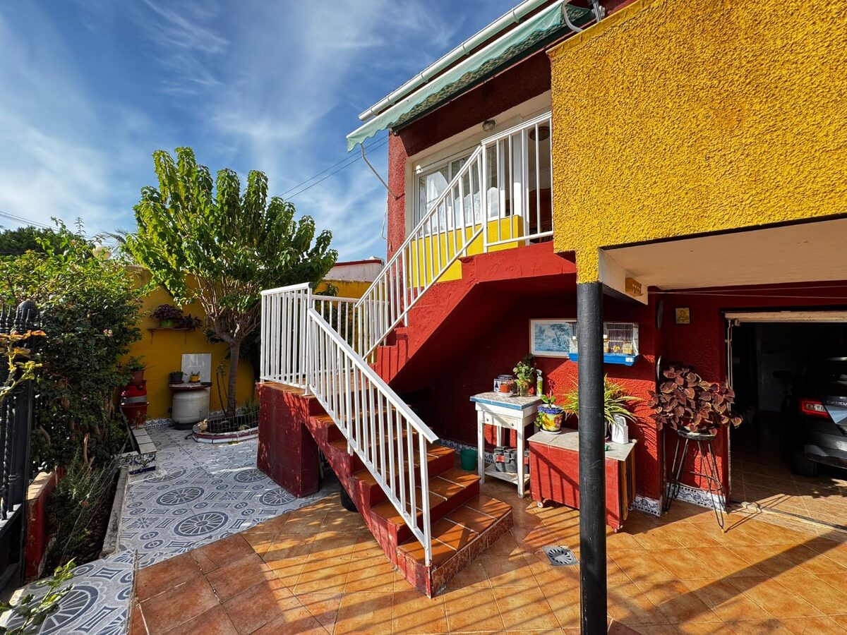 Dom z 5 sypialniami, 200m² w Punta Prima, Hiszpania [ID: 0150-LS-2410]