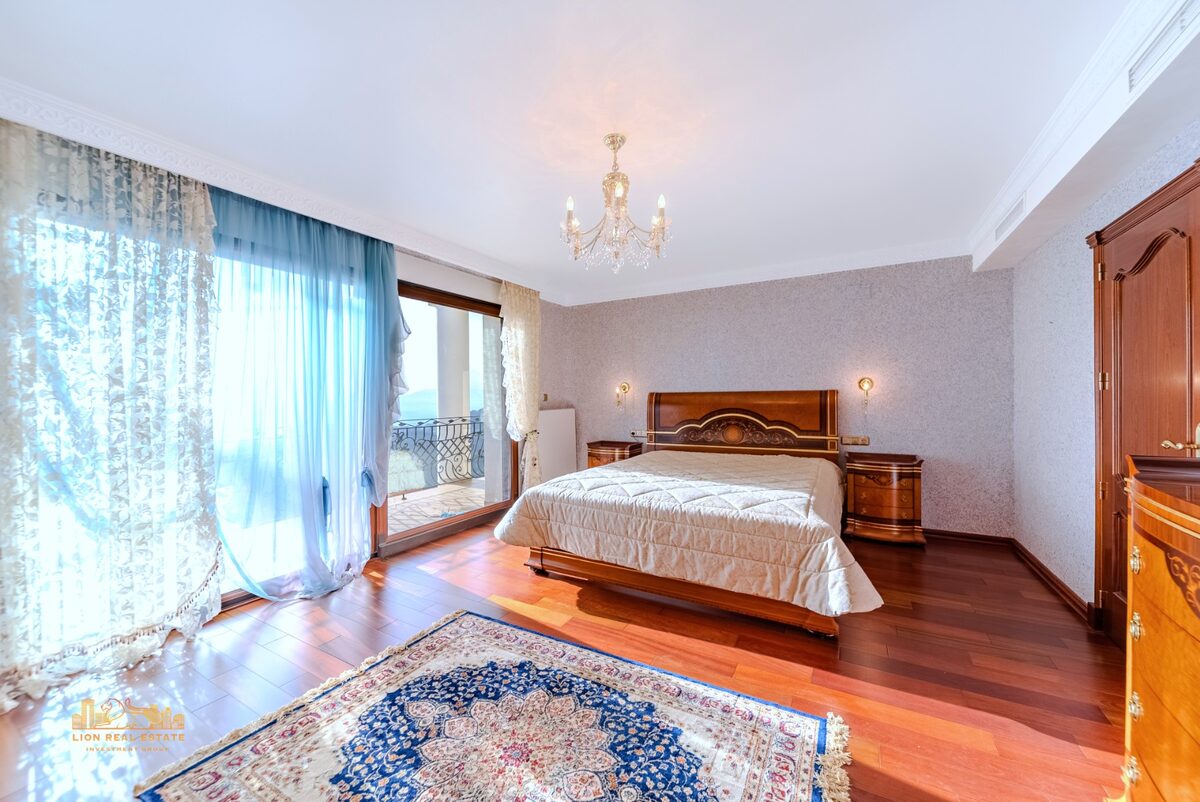 Villa with 5 bedrooms, 800m² in Altea, Spain [ID: 0150-LS-1212]