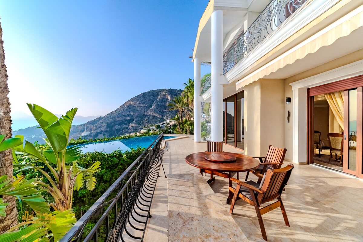 Villa with 5 bedrooms, 800m² in Altea, Spain [ID: 0150-LS-1212]