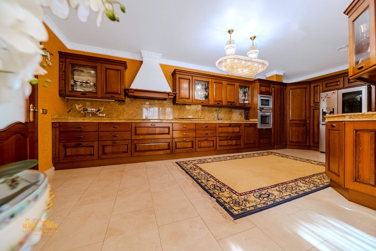 Villa with 5 bedrooms, 800m² in Altea, Spain [ID: 0150-LS-1212]