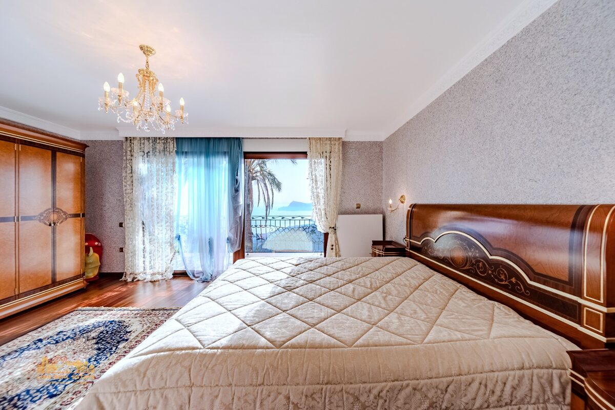 Villa with 5 bedrooms, 800m² in Altea, Spain [ID: 0150-LS-1212]