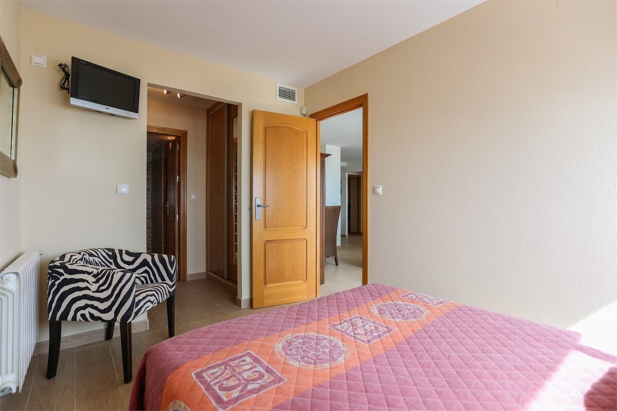 Apartment with 4 bedrooms, 189m² in Torrevieja, Spain [ID: 0150-LS-1812]