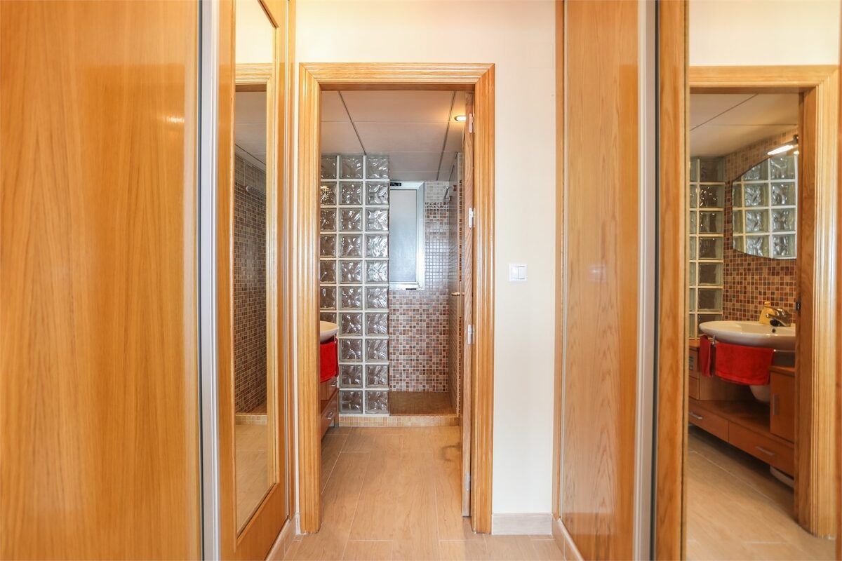 Apartment with 4 bedrooms, 189m² in Torrevieja, Spain [ID: 0150-LS-1812]