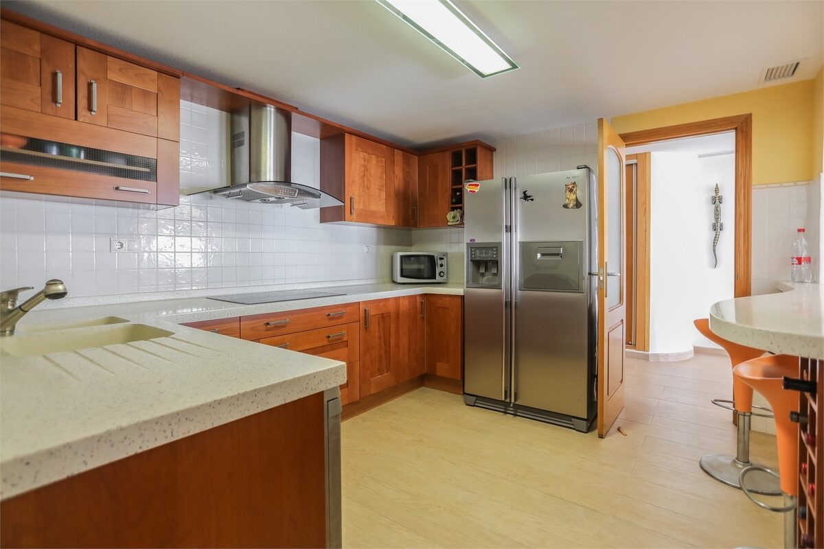 Apartment with 4 bedrooms, 189m² in Torrevieja, Spain [ID: 0150-LS-1812]