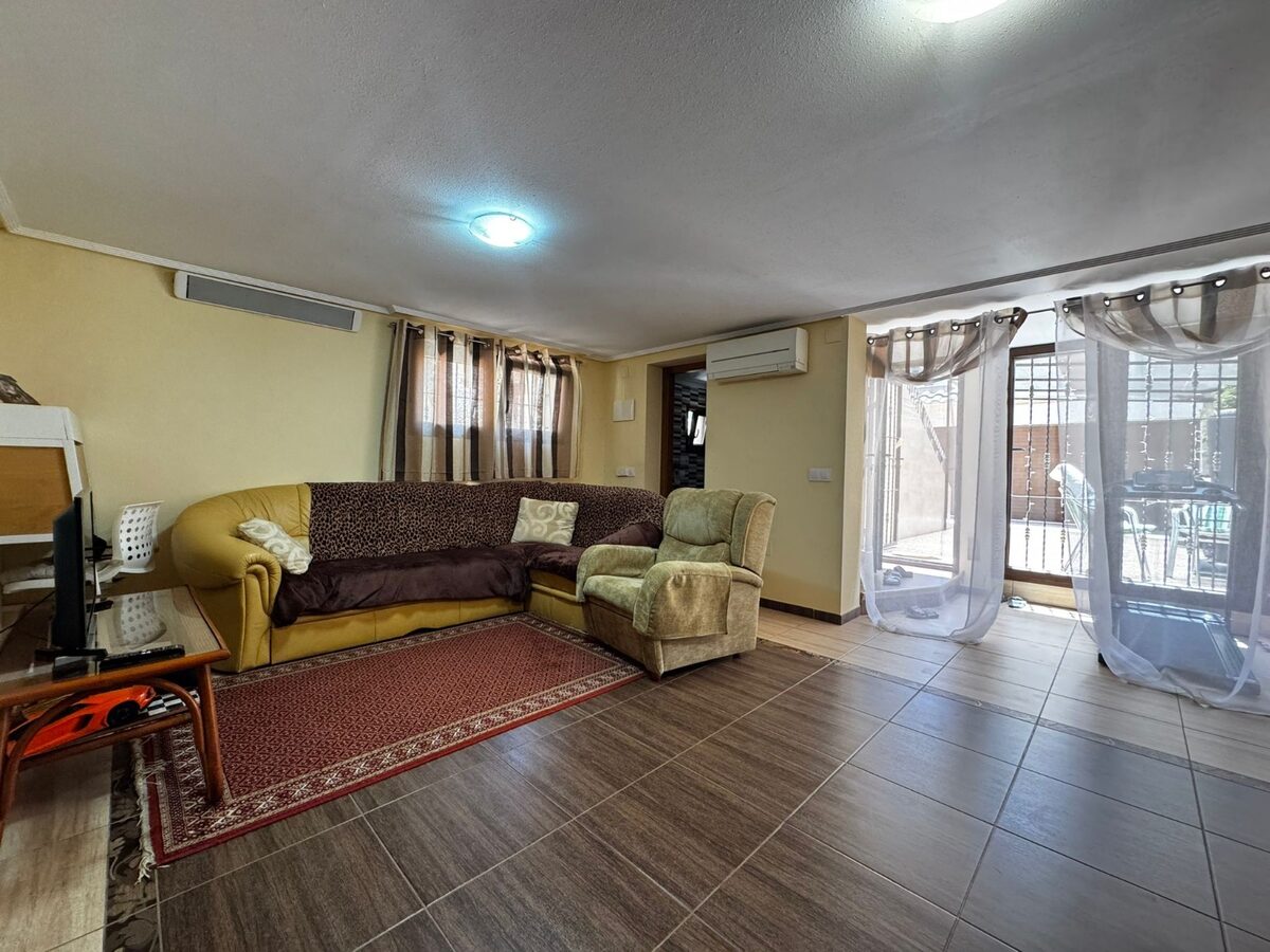 Dom z 5 sypialniami, 162m² w Punta Prima, Hiszpania [ID: 0150-LS-1407]