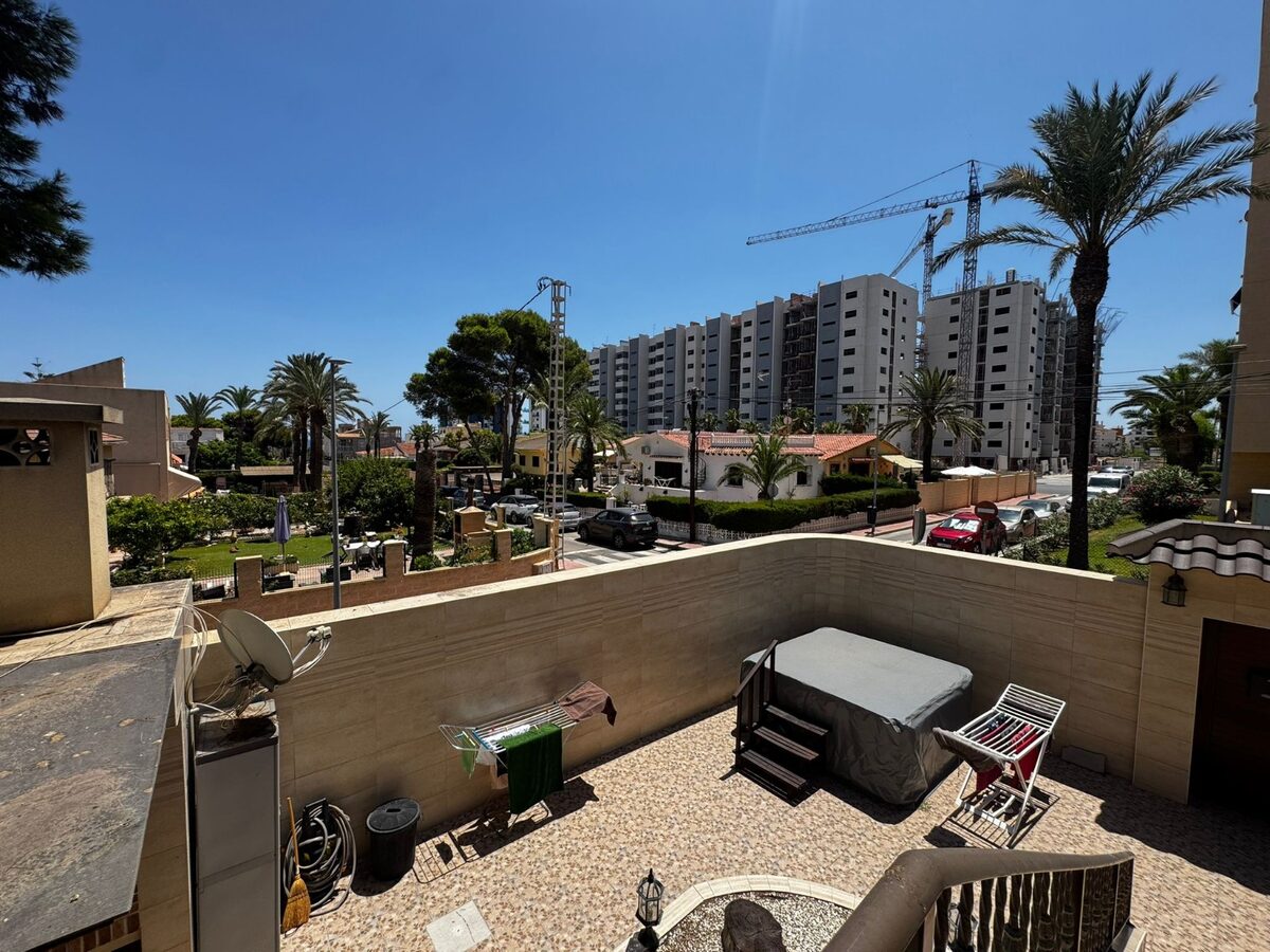 Dom z 5 sypialniami, 162m² w Punta Prima, Hiszpania [ID: 0150-LS-1407]