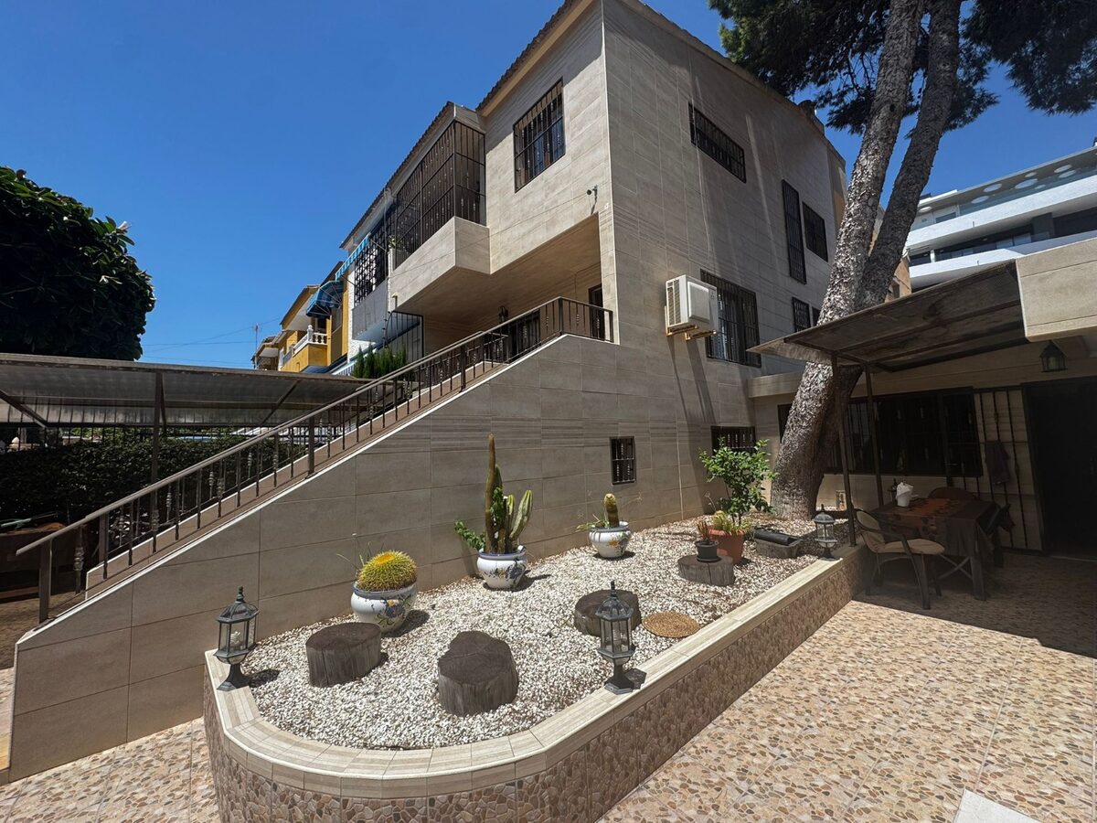 Dom z 5 sypialniami, 162m² w Punta Prima, Hiszpania [ID: 0150-LS-1407]
