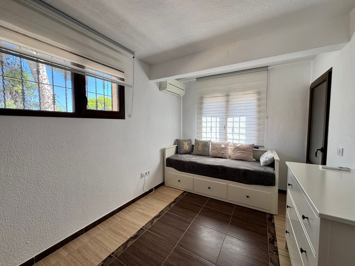 Dom z 5 sypialniami, 162m² w Punta Prima, Hiszpania [ID: 0150-LS-1407]