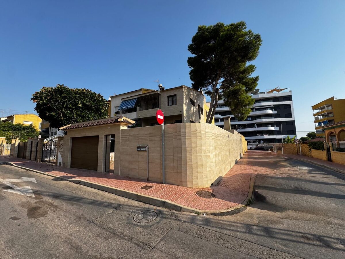 Dom z 5 sypialniami, 162m² w Punta Prima, Hiszpania [ID: 0150-LS-1407]