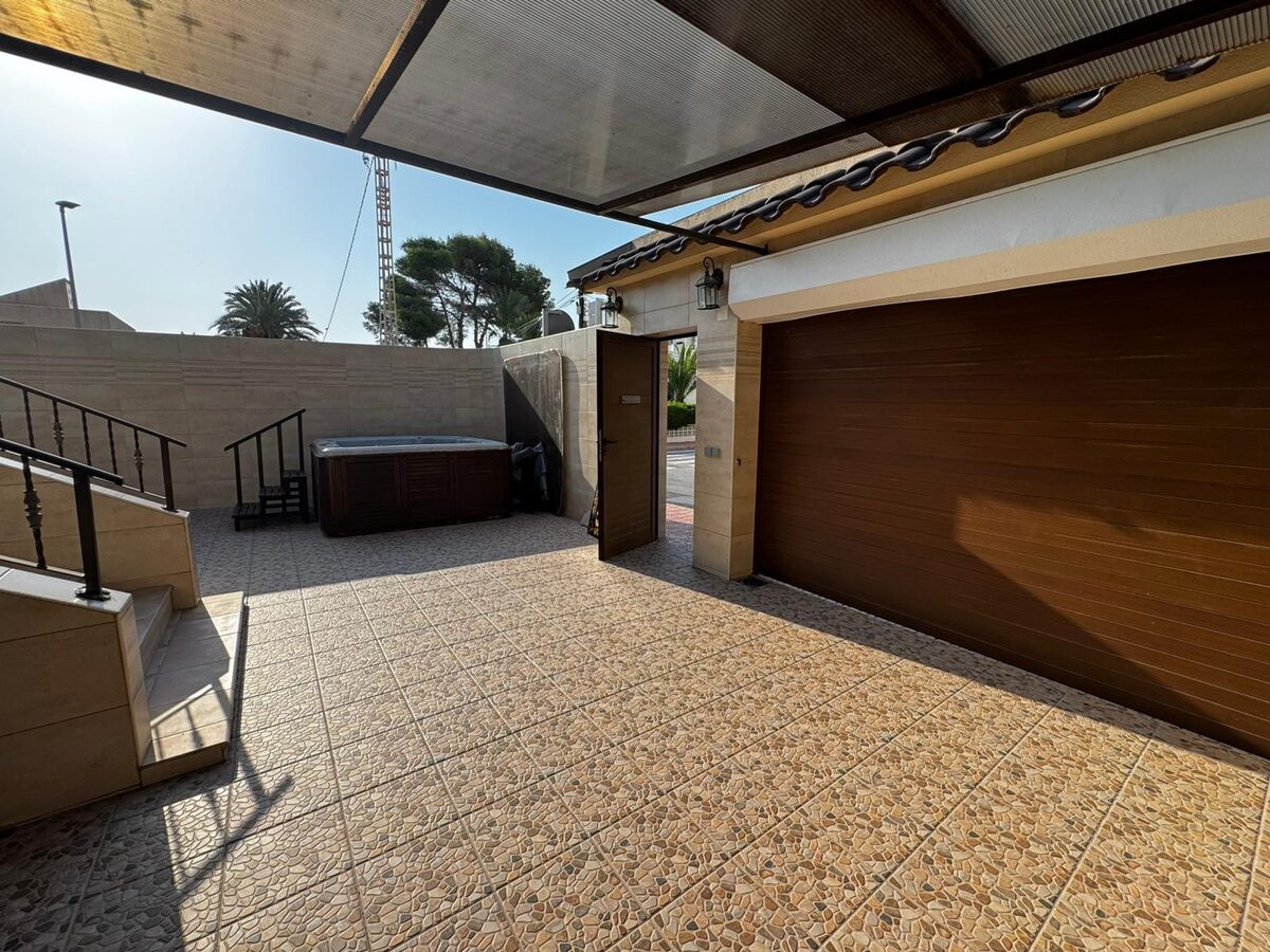 Dom z 5 sypialniami, 162m² w Punta Prima, Hiszpania [ID: 0150-LS-1407]