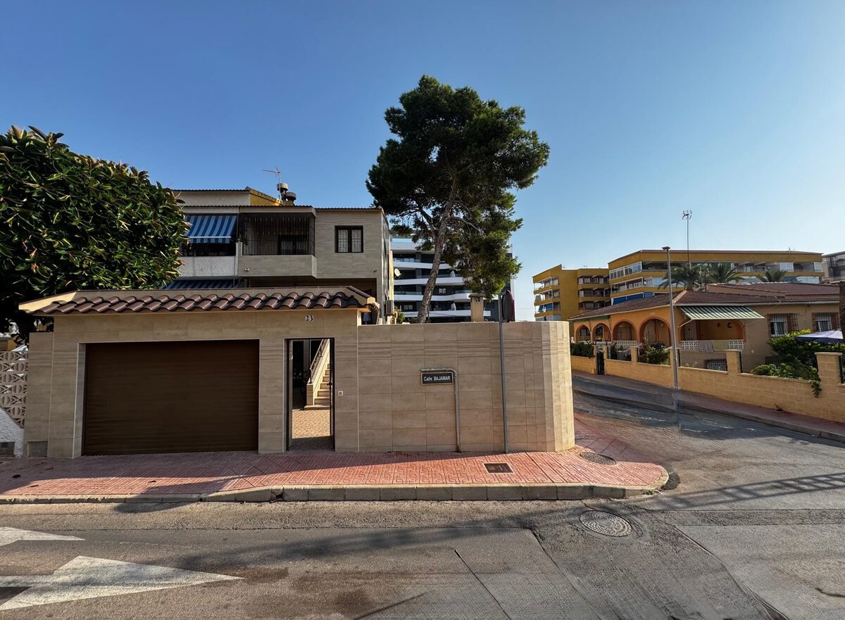 Dom z 5 sypialniami, 162m² w Punta Prima, Hiszpania [ID: 0150-LS-1407]