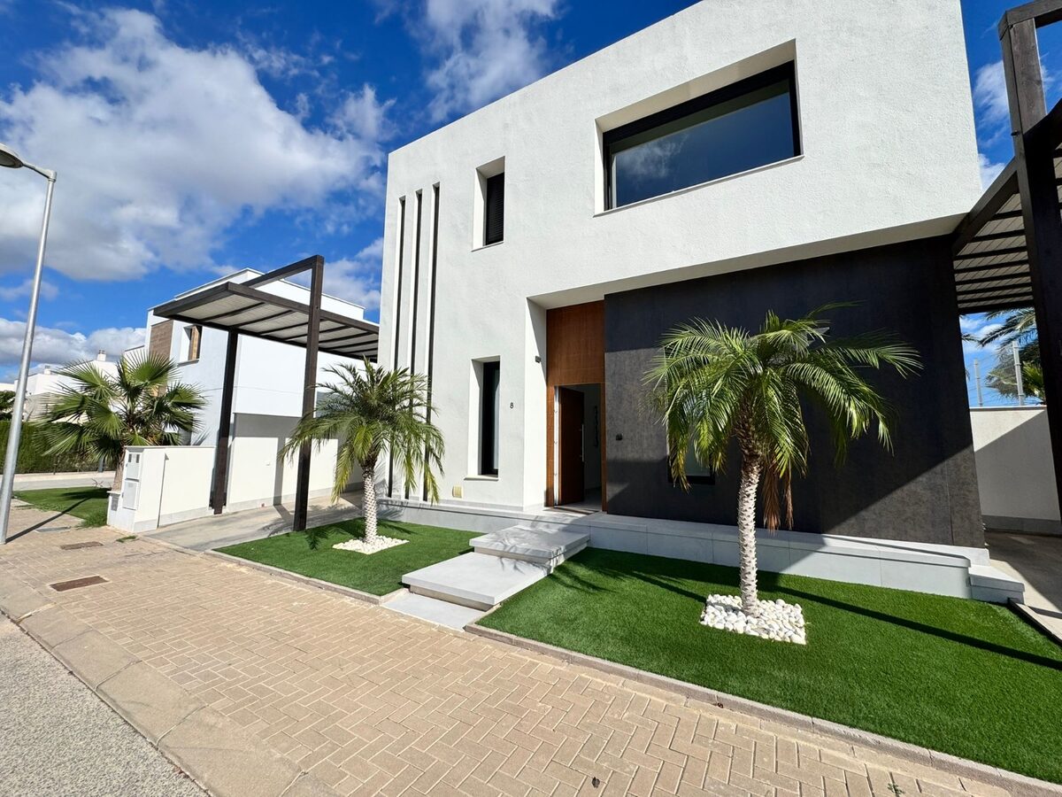 Villa with 3 bedrooms, 122m² in Pilar de la Horadada, Spain [ID: 0150-LS-2810]