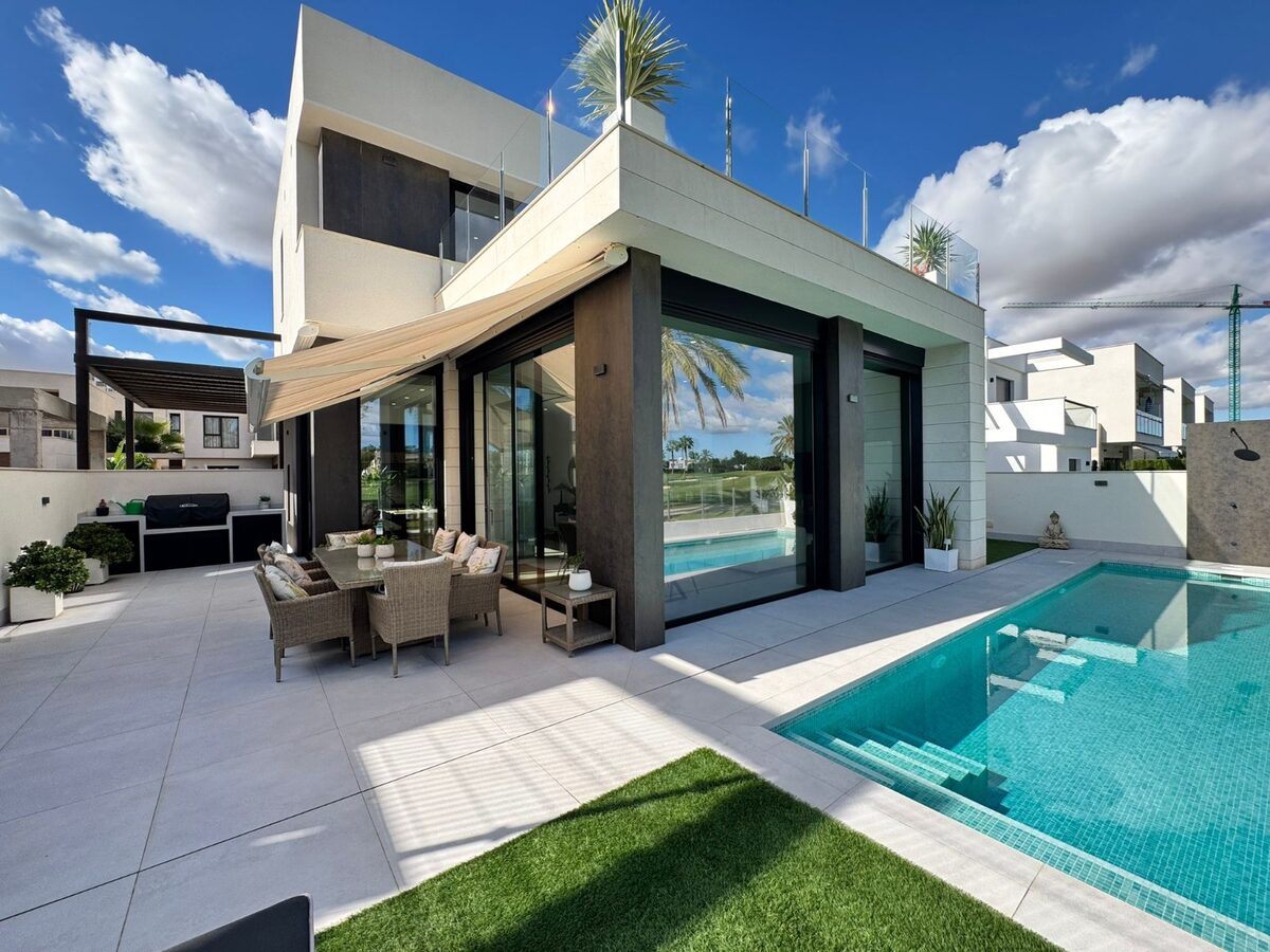 Villa with 3 bedrooms, 122m² in Pilar de la Horadada, Spain [ID: 0150-LS-2810]