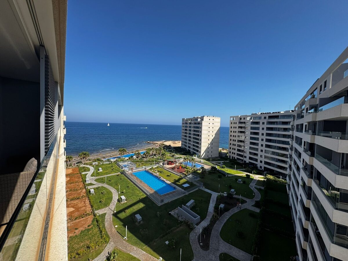 Apartment with 3 bedrooms, 162m² in Punta Prima, Spain [ID: 0150-LS-1401]