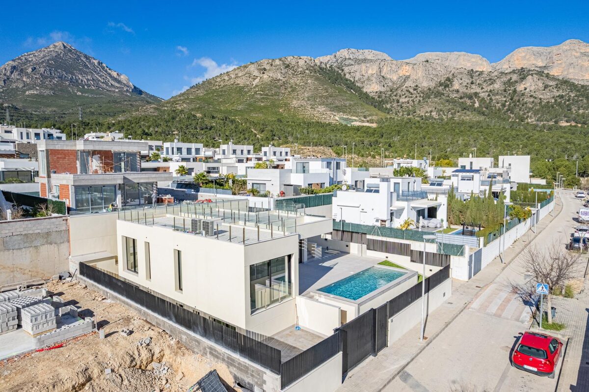 Villa with 4 bedrooms, 200m² in Polop, Spain [ID: 0137-N9602]
