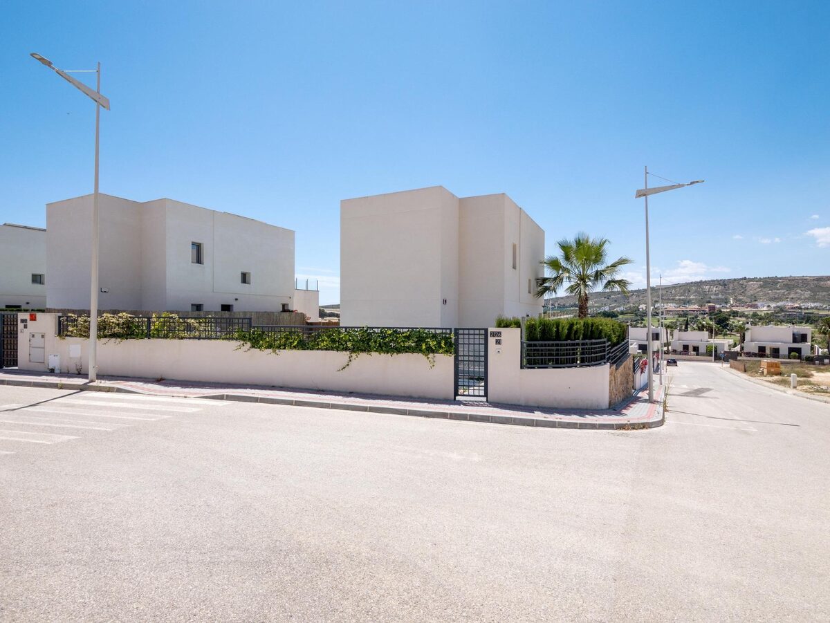 Villa with 4 bedrooms, 235m² in Algorfa, Spain [ID: 0137-N9818]