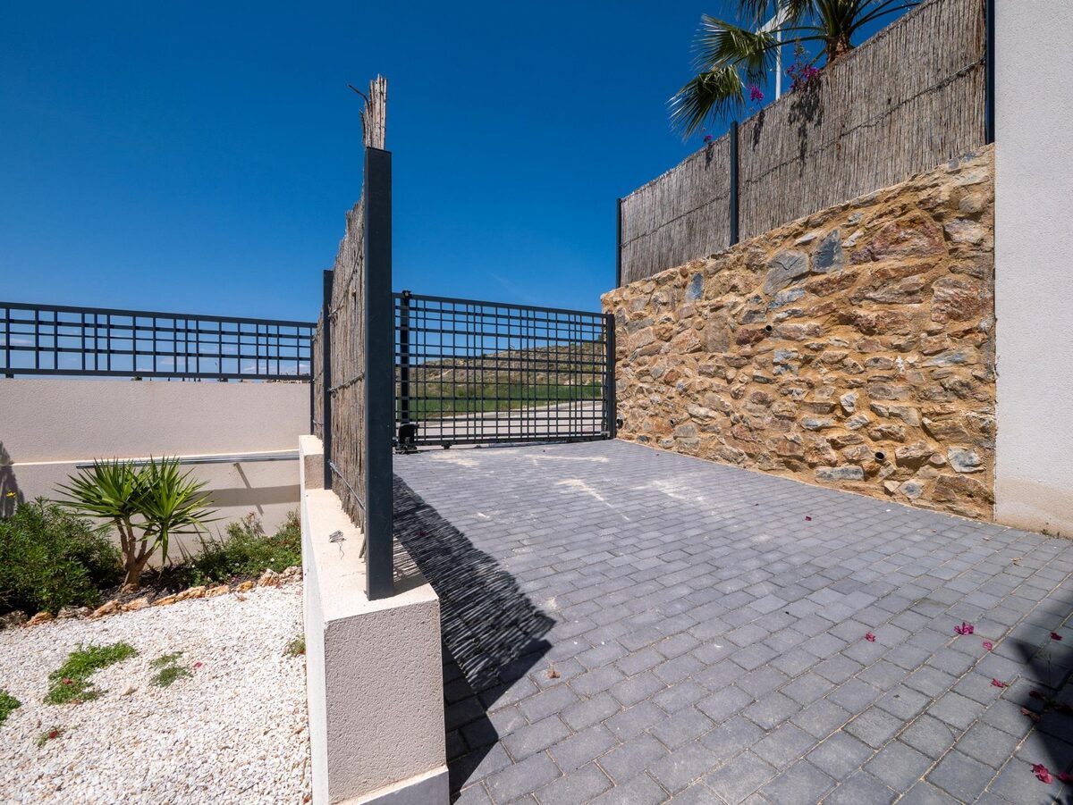 Villa with 4 bedrooms, 235m² in Algorfa, Spain [ID: 0137-N9818]
