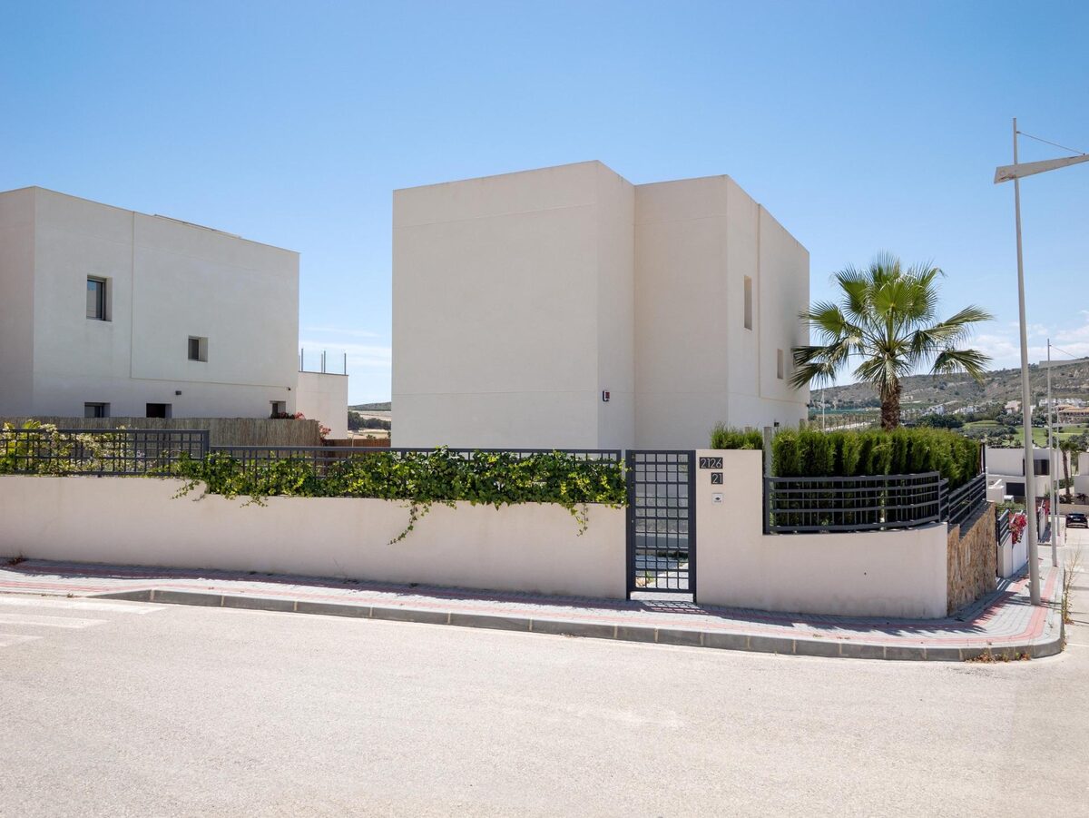 Villa with 4 bedrooms, 235m² in Algorfa, Spain [ID: 0137-N9818]
