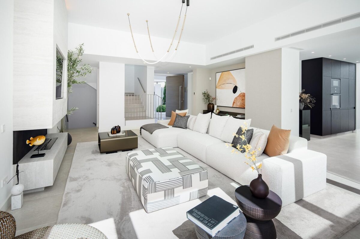 Villa with 4 bedrooms, 383m² in Estepona, Spain [ID: 0137-SP1890]