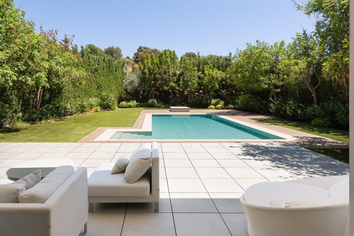 Villa with 4 bedrooms, 383m² in Estepona, Spain [ID: 0137-SP1890]