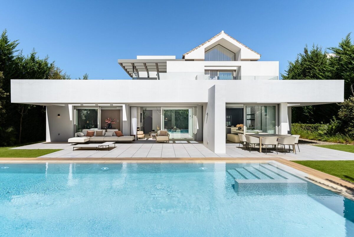 Villa with 4 bedrooms, 383m² in Estepona, Spain [ID: 0137-SP1890]