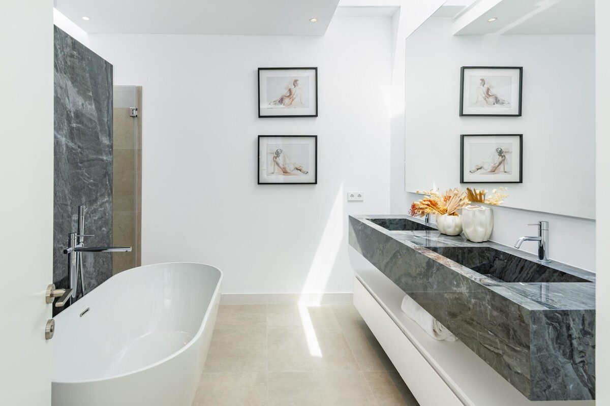 Villa with 4 bedrooms, 383m² in Estepona, Spain [ID: 0137-SP1890]