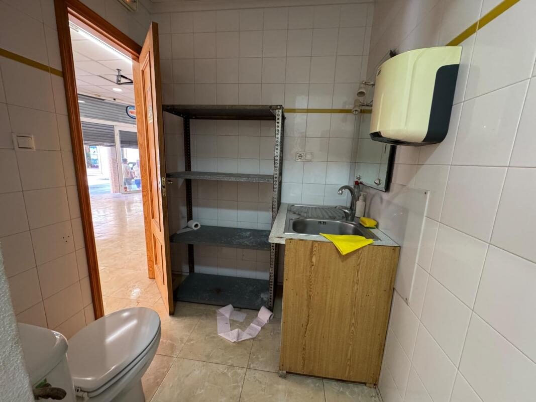 Przestrzeń komercyjna, 496m² w Torrevieja, Hiszpania [ID: 0152-633577]