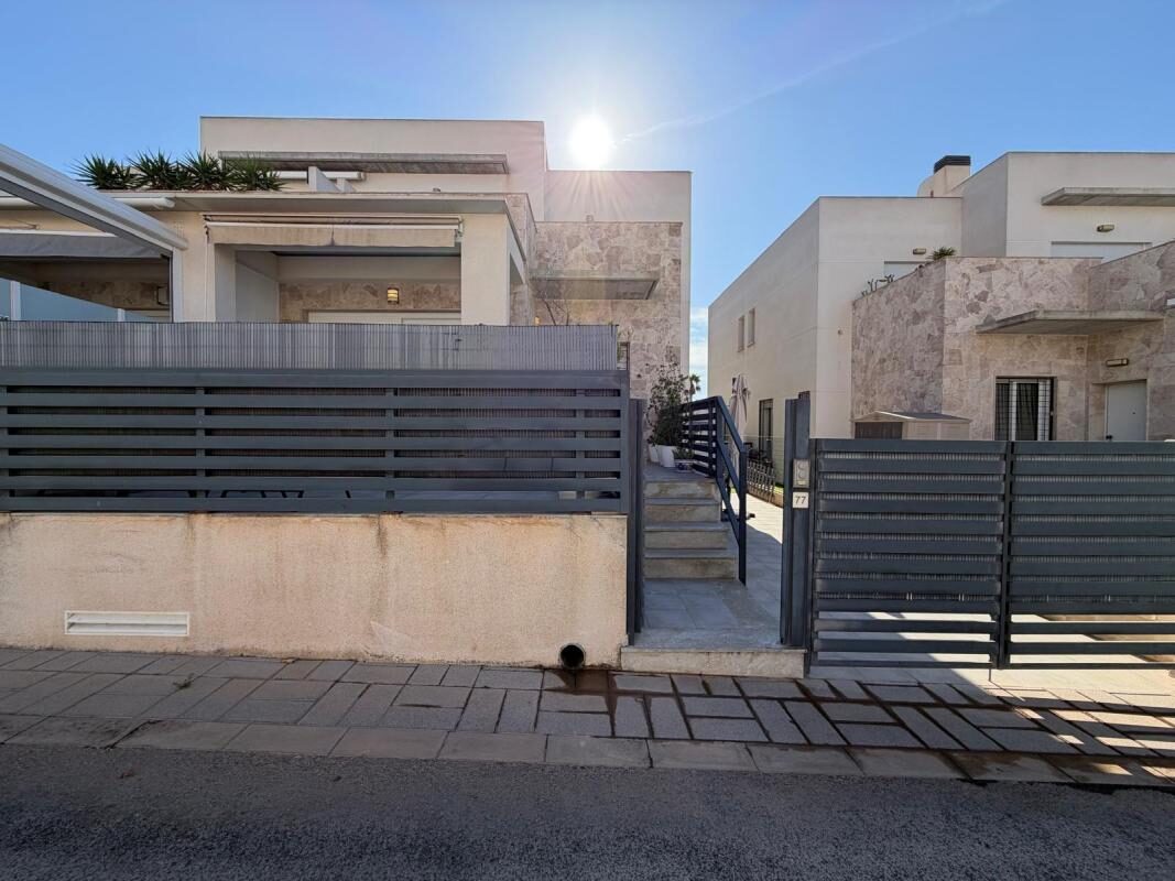 Townhouse with 3 bedrooms, 197m² in Torrevieja, Spain [ID: 0152-622316]