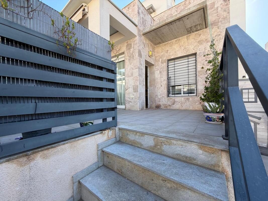 Townhouse with 3 bedrooms, 197m² in Torrevieja, Spain [ID: 0152-622316]