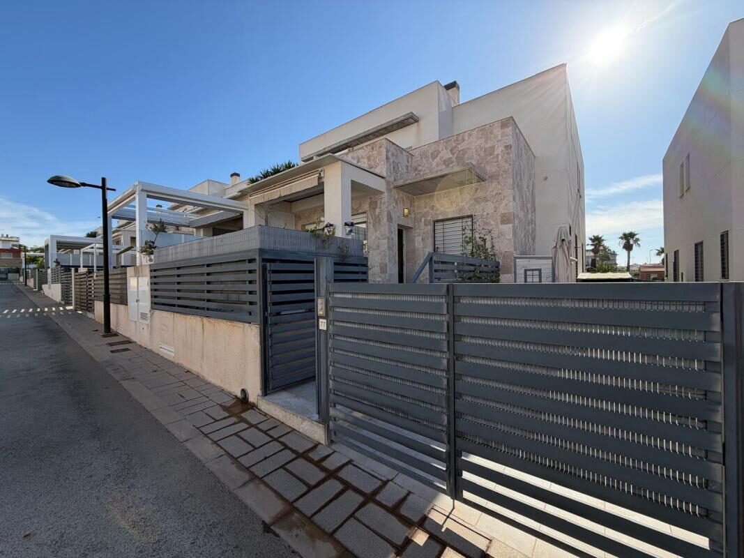 Townhouse with 3 bedrooms, 197m² in Torrevieja, Spain [ID: 0152-622316]