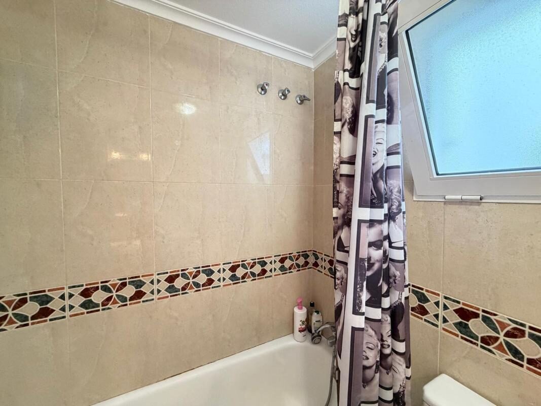 Apartament z 2 sypialniami, 63m² w Torrevieja, Hiszpania [ID: 0152-618024]