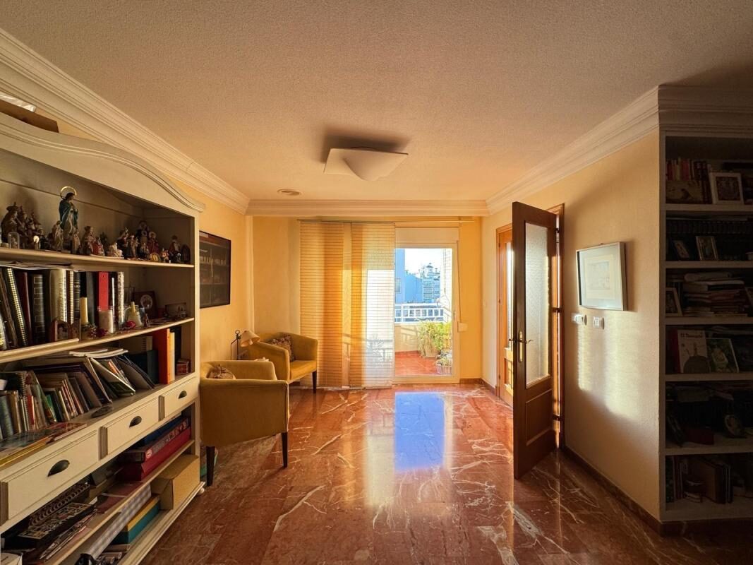 Apartment with 4 bedrooms, 256m² in Torrevieja, Spain [ID: 0152-618023]