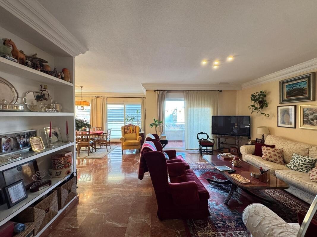 Apartment with 4 bedrooms, 256m² in Torrevieja, Spain [ID: 0152-618023]