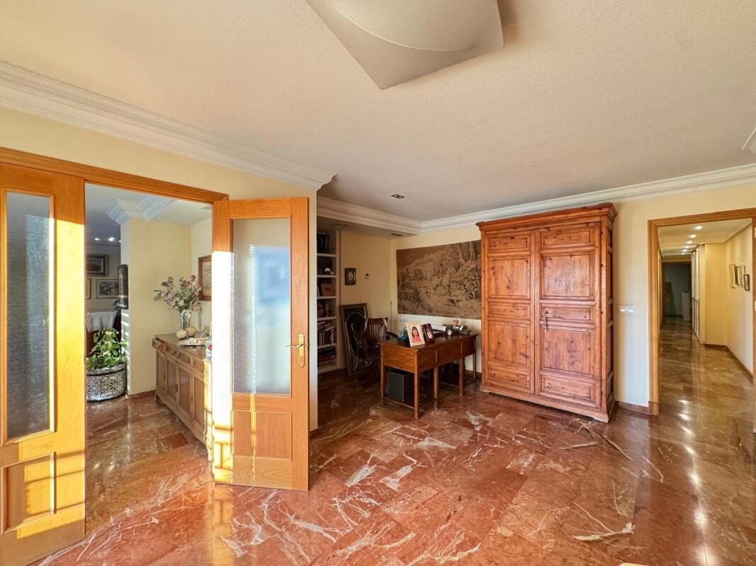 Apartment with 4 bedrooms, 256m² in Torrevieja, Spain [ID: 0152-618023]