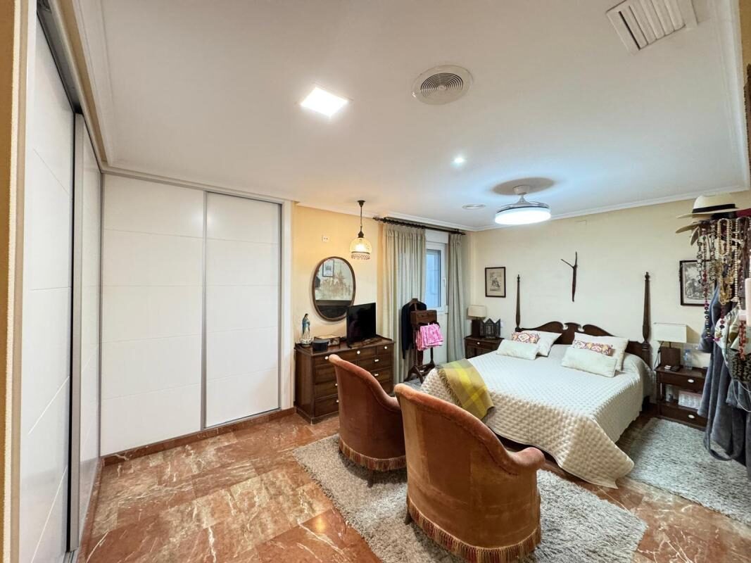 Apartment with 4 bedrooms, 256m² in Torrevieja, Spain [ID: 0152-618023]