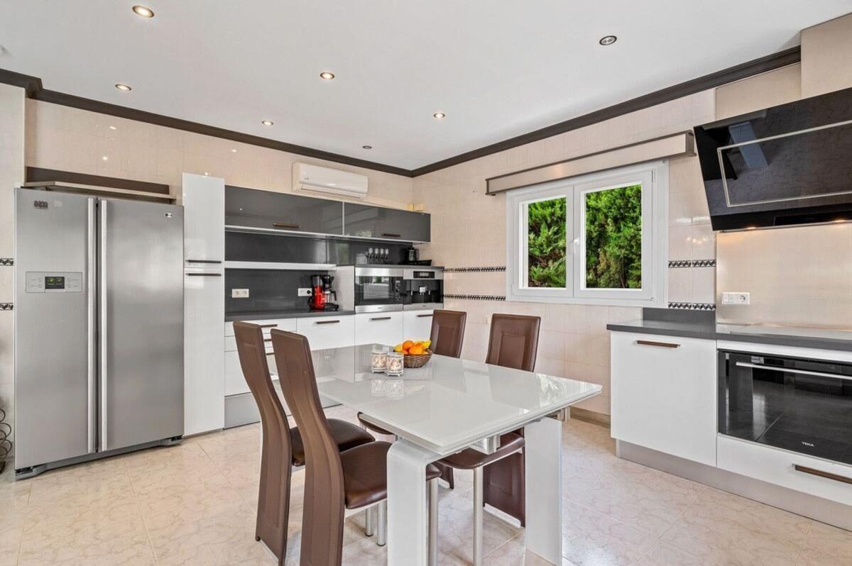 Вілла з 4 спальнями, 292м² в Рохалес, Іспанія [ID: 0152-617527]