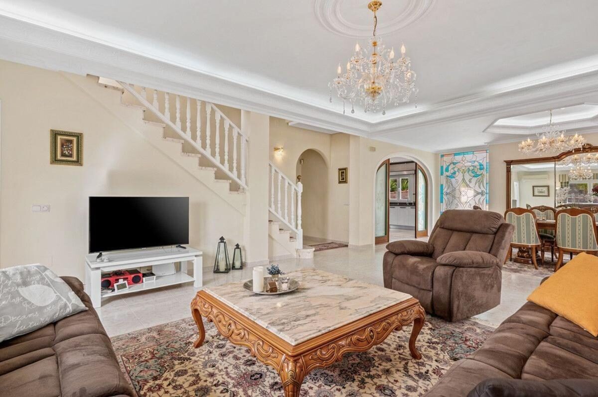 Вілла з 4 спальнями, 292м² в Рохалес, Іспанія [ID: 0152-617527]