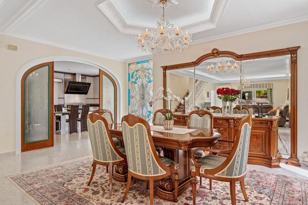 Вілла з 4 спальнями, 292м² в Рохалес, Іспанія [ID: 0152-617527]